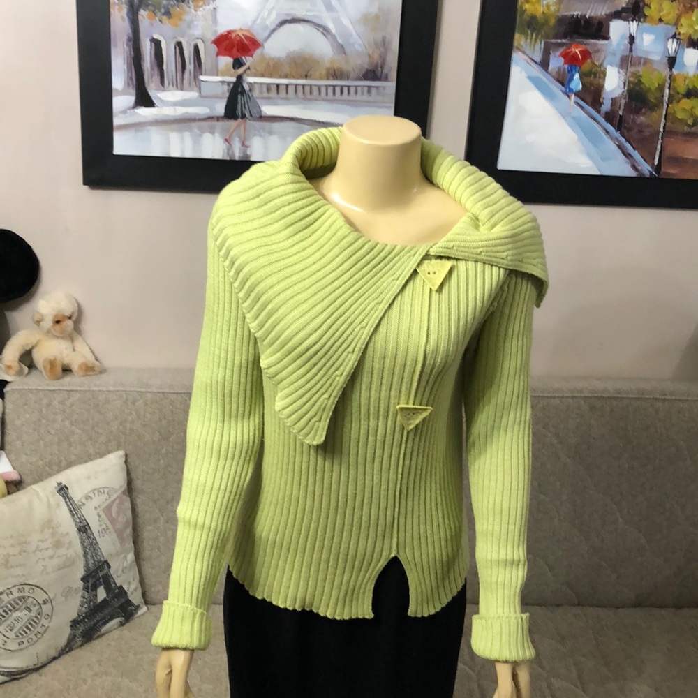 BELAMIE SWEATER SIZE MEDIUM